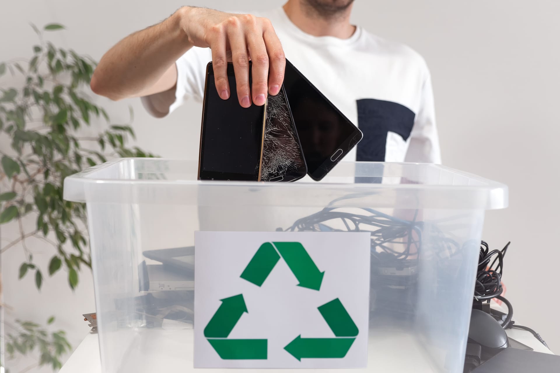 Cum să reciclezi telefoanele și accesoriile smart în mod responsabil